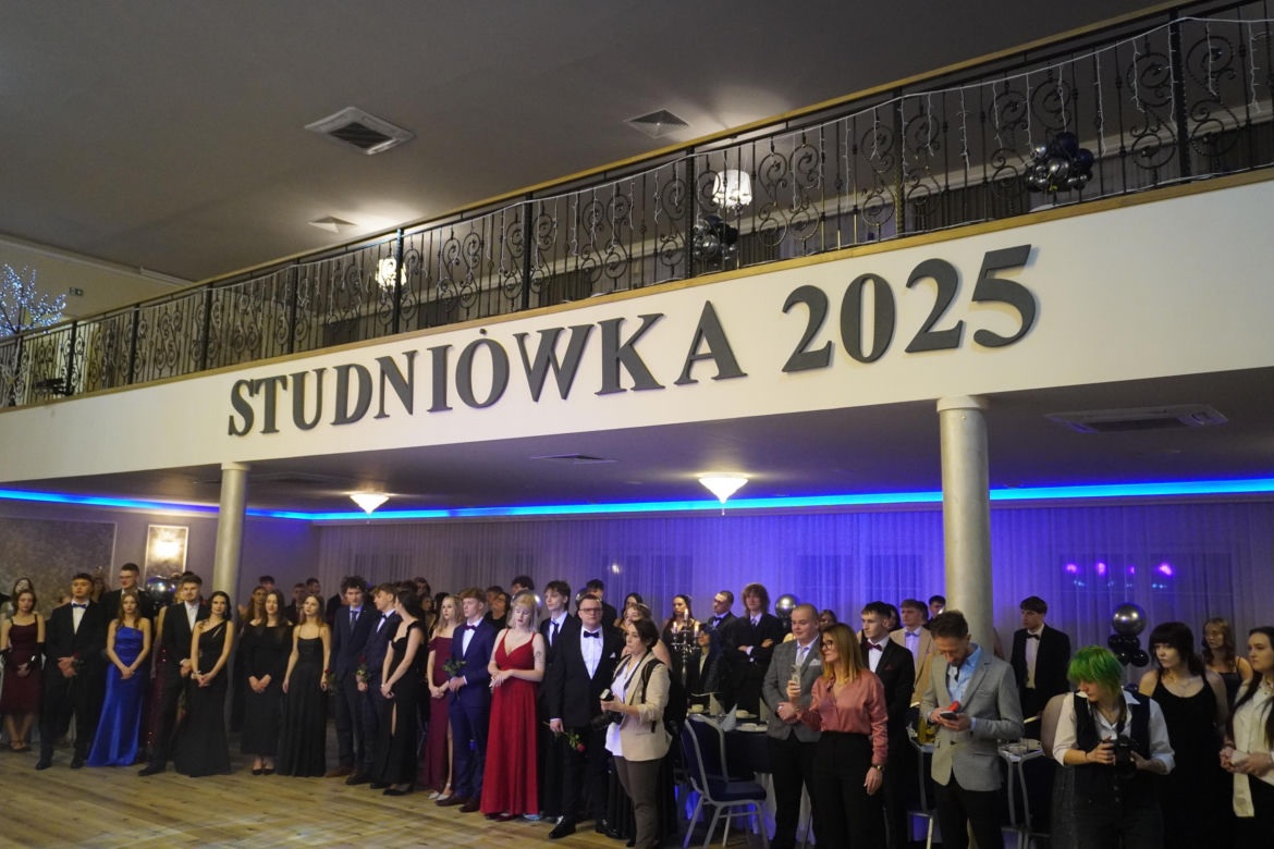 Dwa polonezy na studniówce bydgoskiej Handlówki. W jednym pomogli nauczyciele