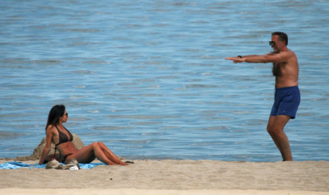 Marta Kaczyńska z mężem na plaży