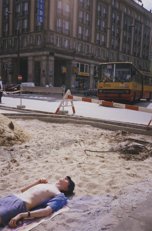 Plażowanie na remontowanym placu Konstytucji, lato 1999