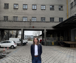 Potraktowali ją jak przestępczynię. Poszło o paczkę z ubraniami