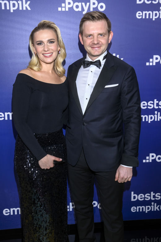 Bestsellery Empiku. Doda kusi dekoltem, Opozda nogą