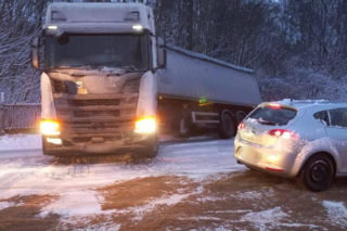 Warmia i Mazury zasypane śniegiem. Na drogach trudne warunki
