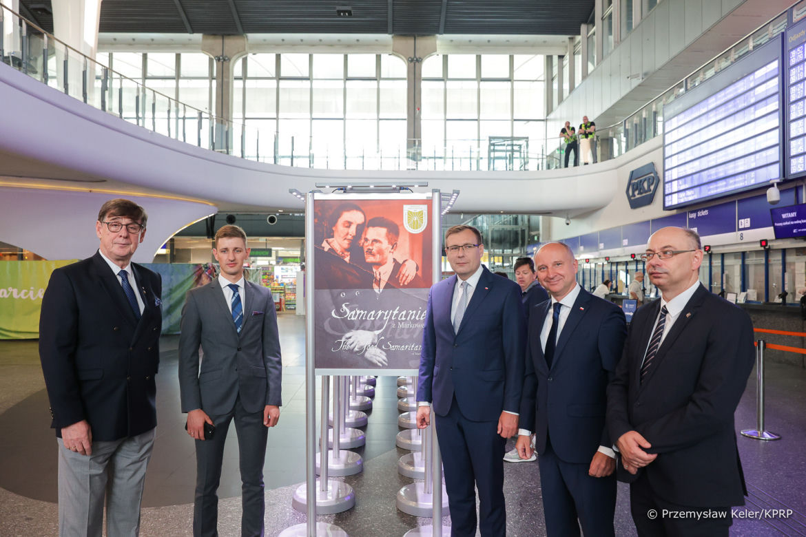 Lokomotywa z grafiką o Rodzinie Ulmów
