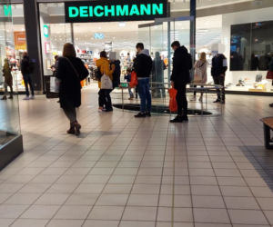 Krakowianie rzucili się na zakupy w ostatni dzień przed lockdownem. Tłumy w galeriach!