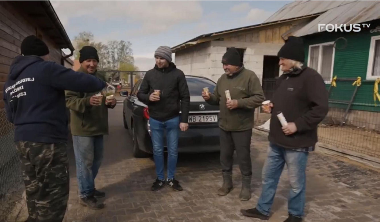 Rolnicy. Podlasie. Andrzej z Plutycz świętuje. Feta jak na otwarciu gminnej drogi. Przecięcie wstęgi, BMW i szampan