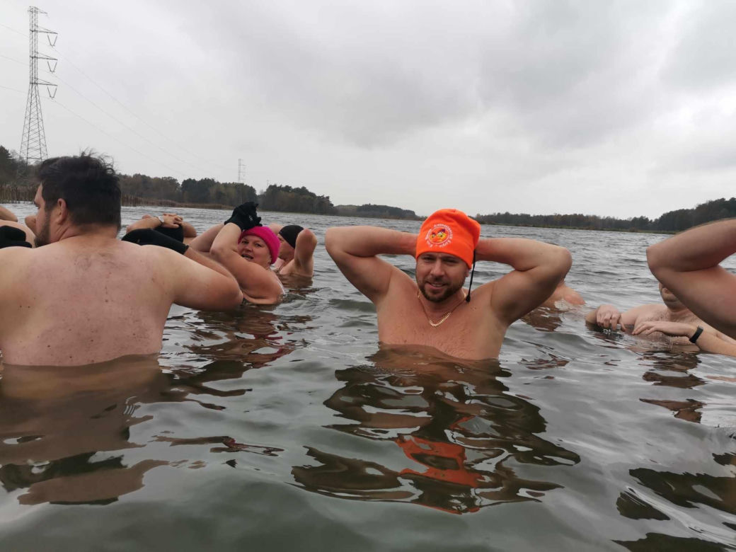Zimna woda i intensywne opady śniegu. Morsy z woj. lubelskiego były zachwycone pogodą!