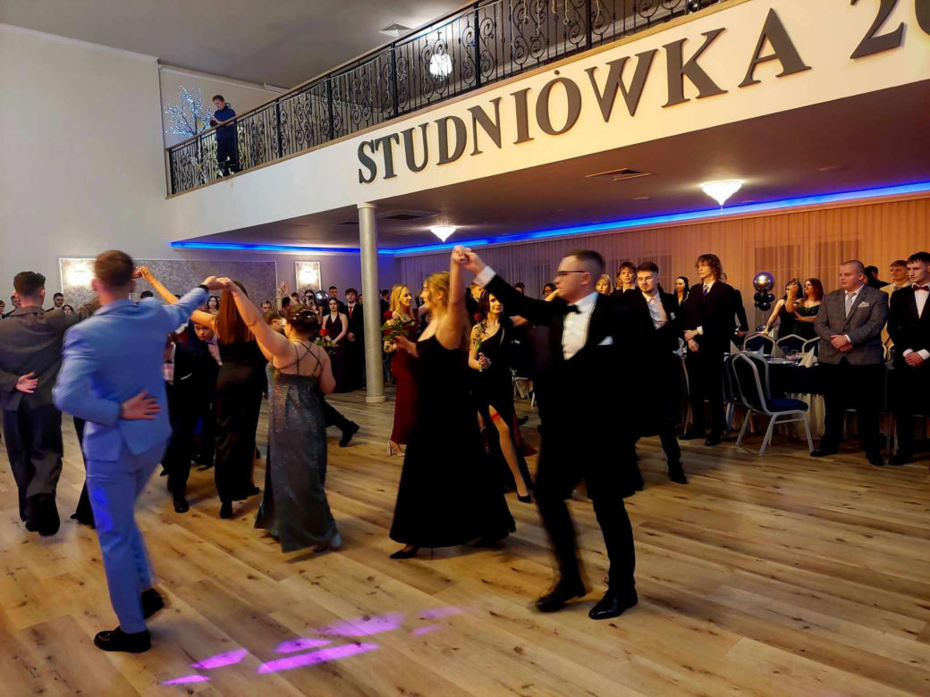 Dwa polonezy na studniówce bydgoskiej Handlówki. W jednym pomogli nauczyciele
