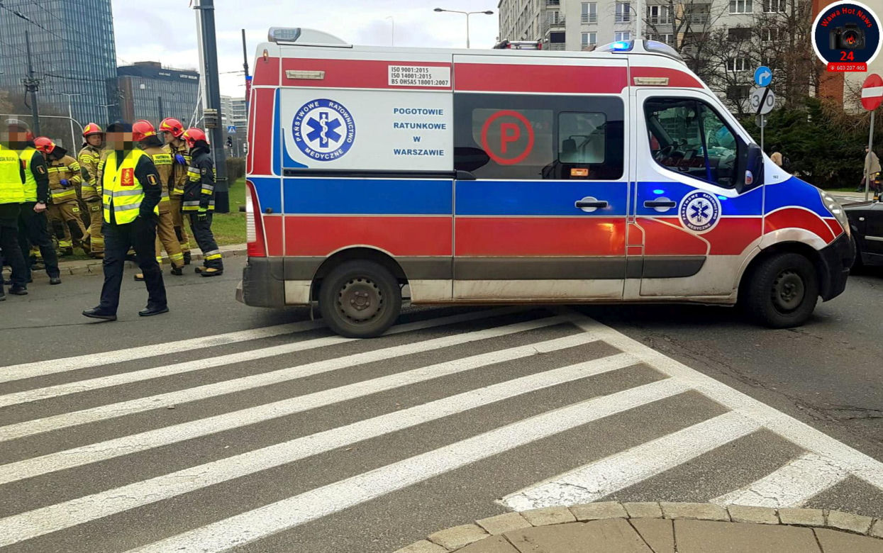 Taksówka z pasażerem zmieciona przez rozpędzony tramwaj! Groźny wypadek w centrum Warszawy