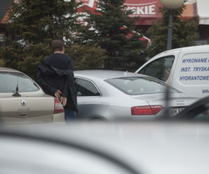 Karolak wozi ukochaną rzęchem