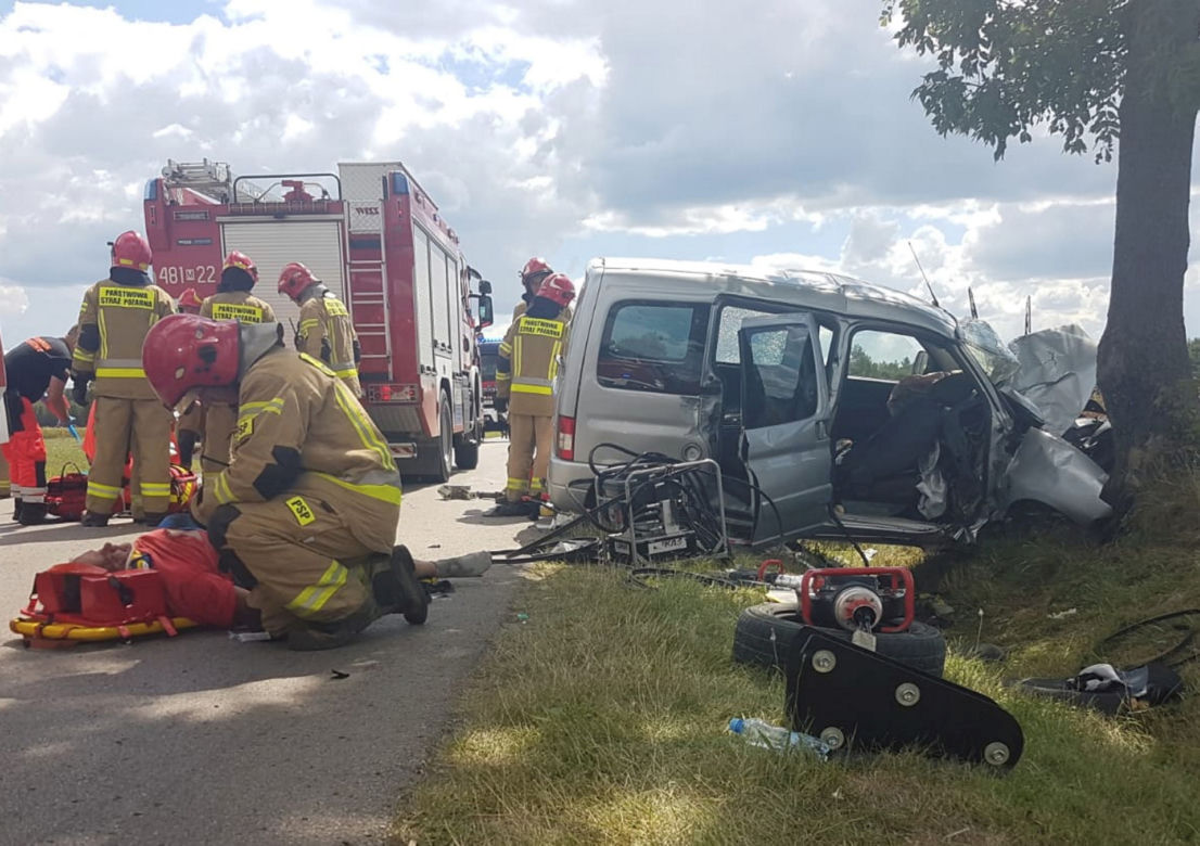 Potworny wypadek pod Lipskiem! Trzech mężczyzn uwięzionych w rozbitym citroenie [ZDJĘCIA]
