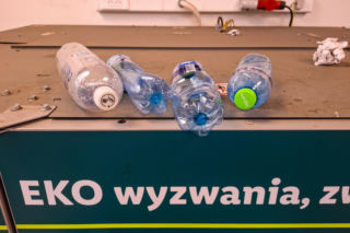 System kaucyjny na celowniku oszustów. Fałszywe etykiety i masowe zwroty spoza systemu. Operator bije na alarm