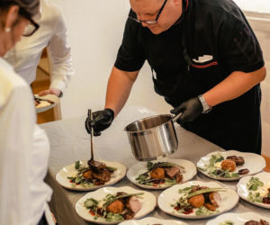 Polska rodzina serwowała obiad królowi Szwecji na polskiej zastawie i ręcznie wyszytych obrusach z Polski!