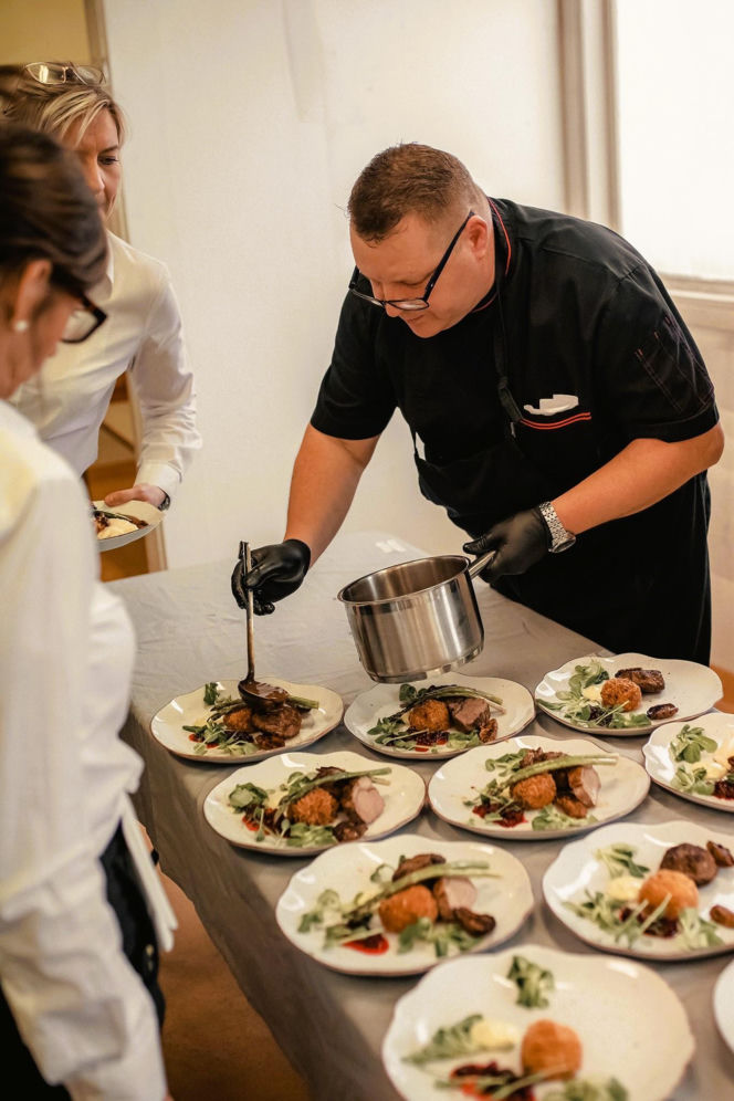 Polska rodzina serwowała obiad królowi Szwecji na polskiej zastawie i ręcznie wyszytych obrusach z Polski!
