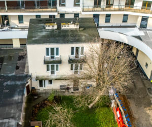 Dom otoczony blokiem przy ul. Bacha 35 w Warszawie