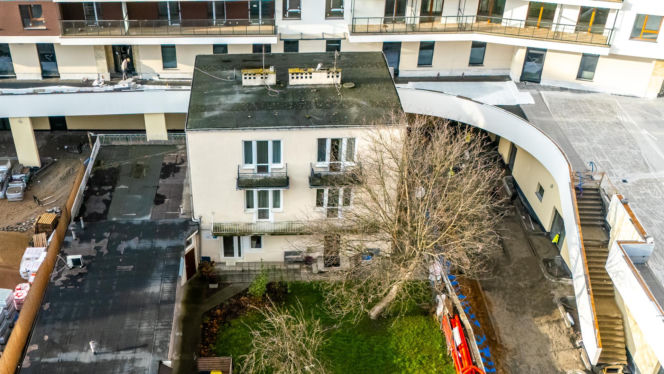 Dom otoczony blokiem przy ul. Bacha 35 w Warszawie