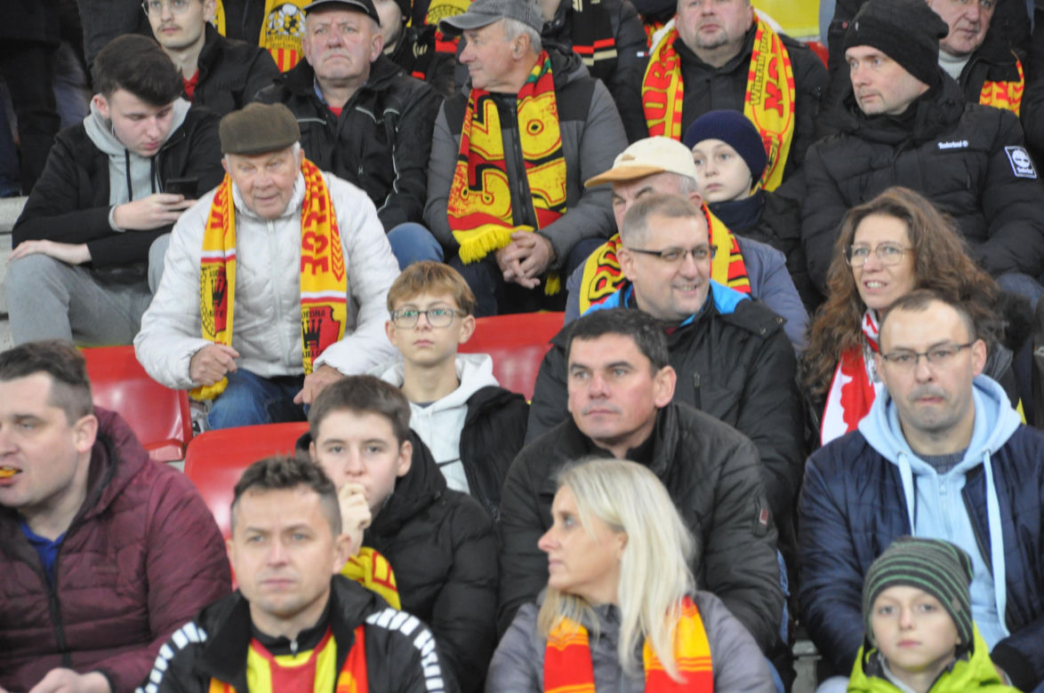 Żółto-czerwono na Suzuki Arenie! Zdjęcia kibiców na meczu Korona Kielce - Jagiellonia Białystok