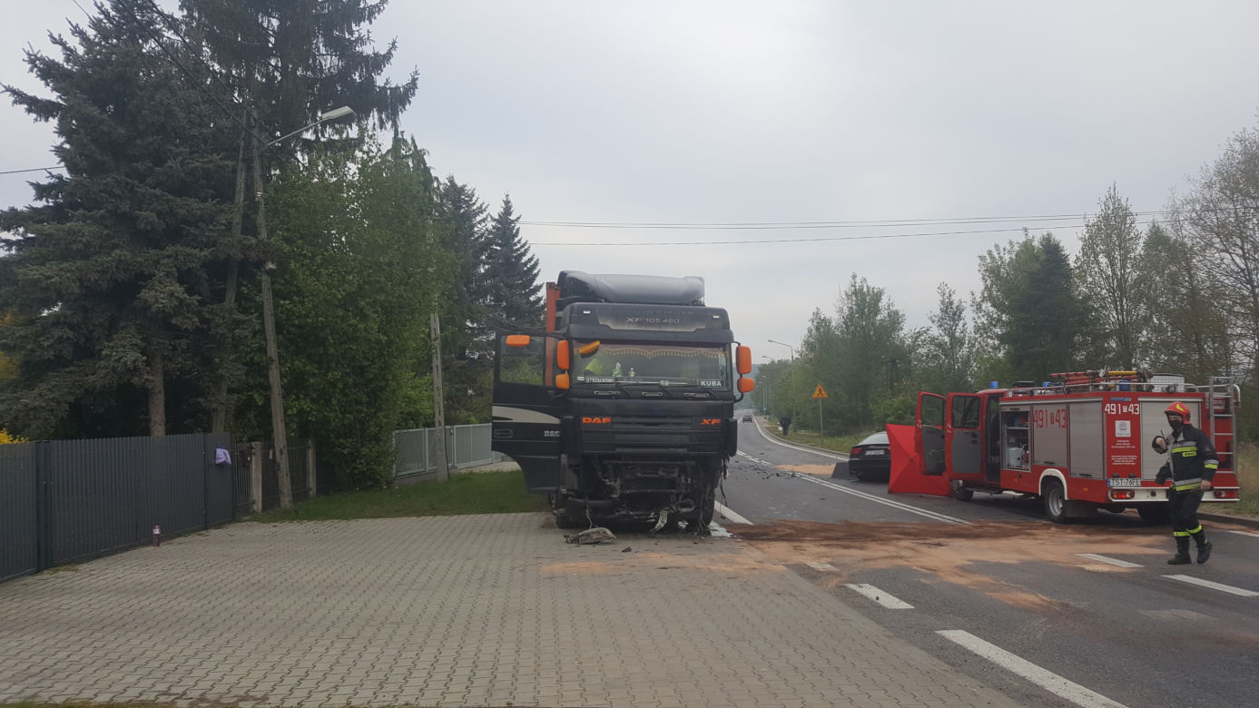Poważny wypadek na łuku Kieleckiej w Starachowicach. Zderzenie osobówki z tirem