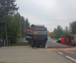 Poważny wypadek na łuku Kieleckiej w Starachowicach. Zderzenie osobówki z tirem