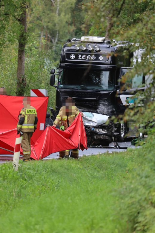 Samochód ciężarowy zderzył się z osobowym autem. Cztery osoby zginęły. Droga zablokowana