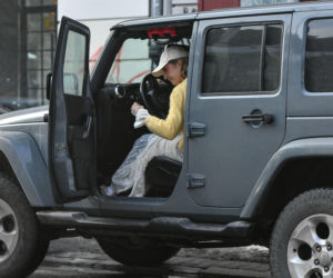 Lara Gessler wozi się w firance