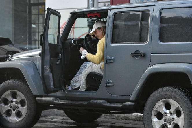 Lara Gessler wozi się w firance