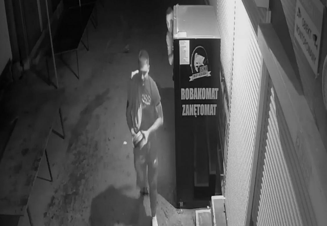 Ukradli robaki z automatu i zniknęli! Teraz ściga ich policja z Bydgoszczy