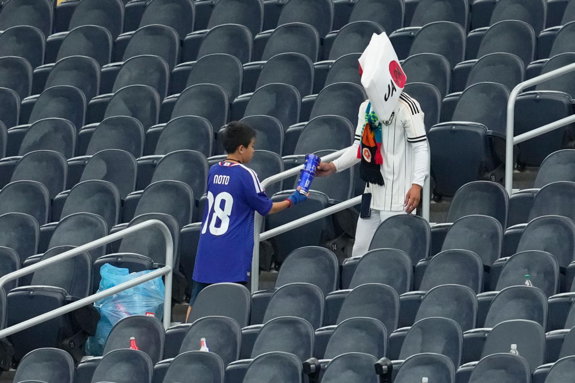 Japońscy kibice sprzątają stadion