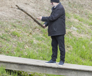 Karol Karski w lesie