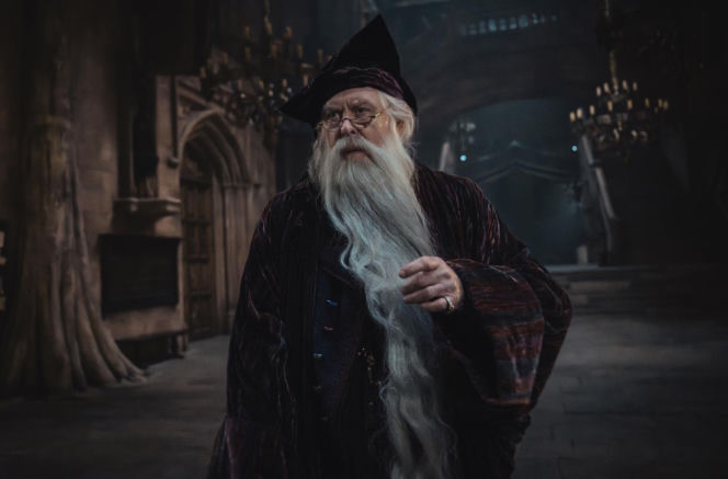 John Lithgow jako Albus Dumbledore
