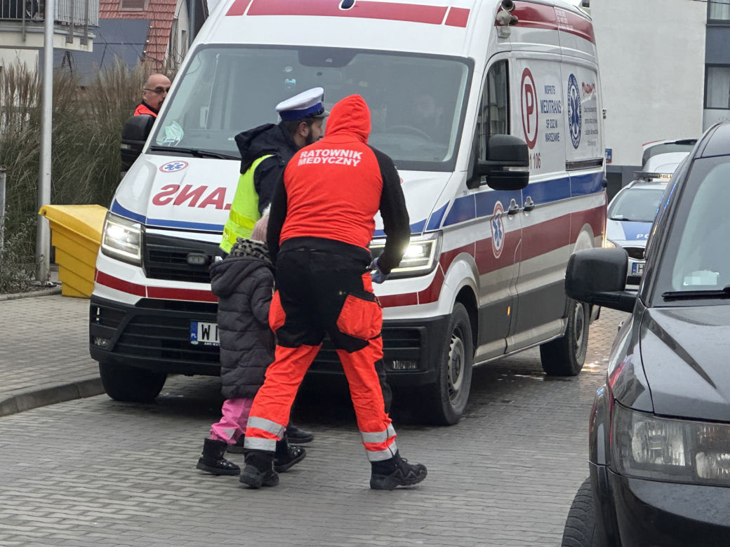 Kierująca dodgem wjechała w matkę z dziećmi. 6-latka trafiła do szpitala