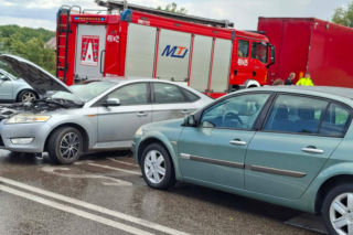 Groźna kolizja na DK 42 w Stykowie. Na skrzyżowaniu zderzyły się Ford, DAF i Renault