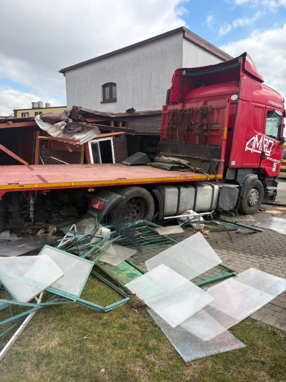 Ciężarówka staranowała plac zabaw i wjechała na podwórko! O krok od tragedii