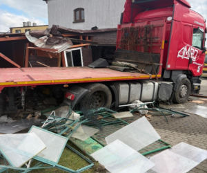 Ciężarówka zmiotła plac zabaw i uderzyła w garaż. 53-latek nagle zjechał z drogi