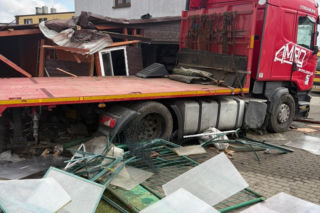 Ciężarówka zmiotła plac zabaw i uderzyła w garaż. 53-latek nagle zjechał z drogi