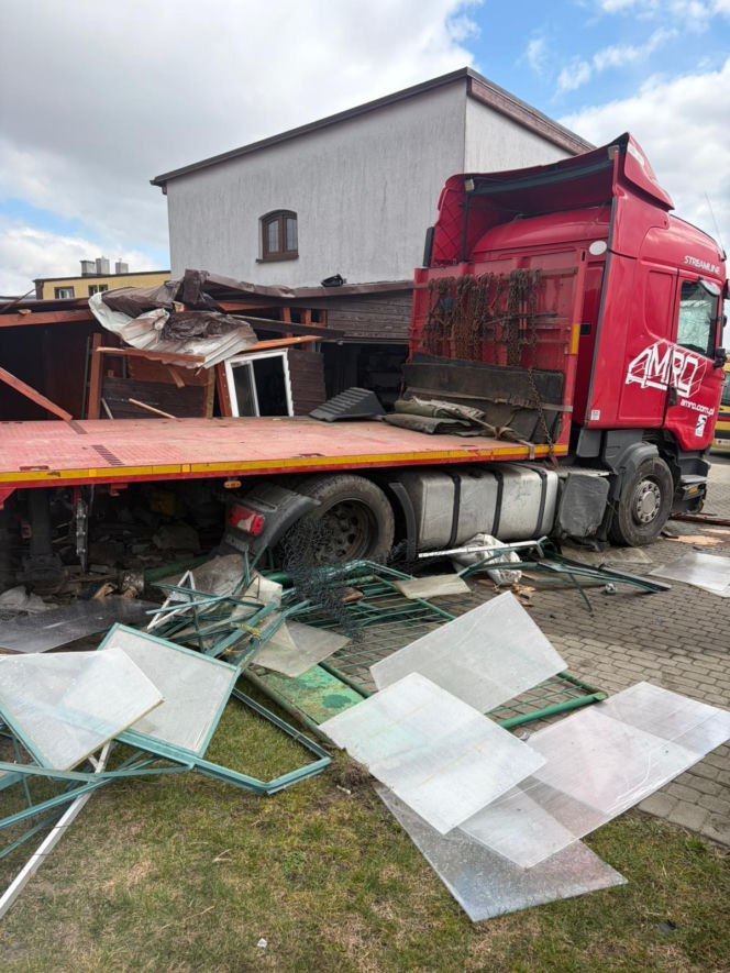 Ciężarówka staranowała plac zabaw i wjechała na podwórko! O krok od tragedii