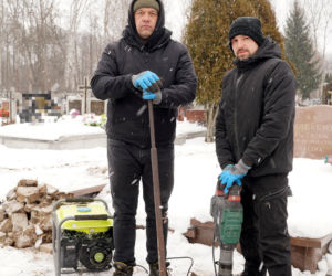 Siarczyste mrozy to gigantyczne wyzwanie dla grabarzy. Tak pracują na Podlasiu