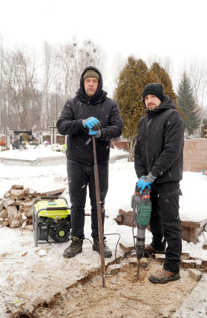 Siarczyste mrozy to gigantyczne wyzwanie dla grabarzy. Tak pracują na Podlasiu