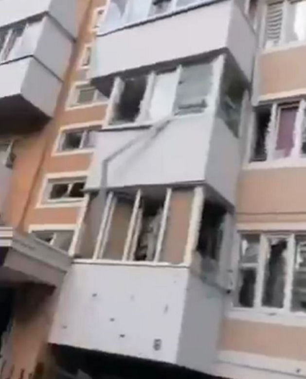 Pocisk uderzył w blok mieszkalny w Buczy pod Kijowem