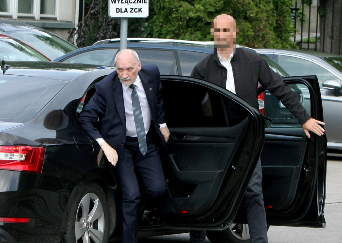 Antoni Macierewicz z ochroną