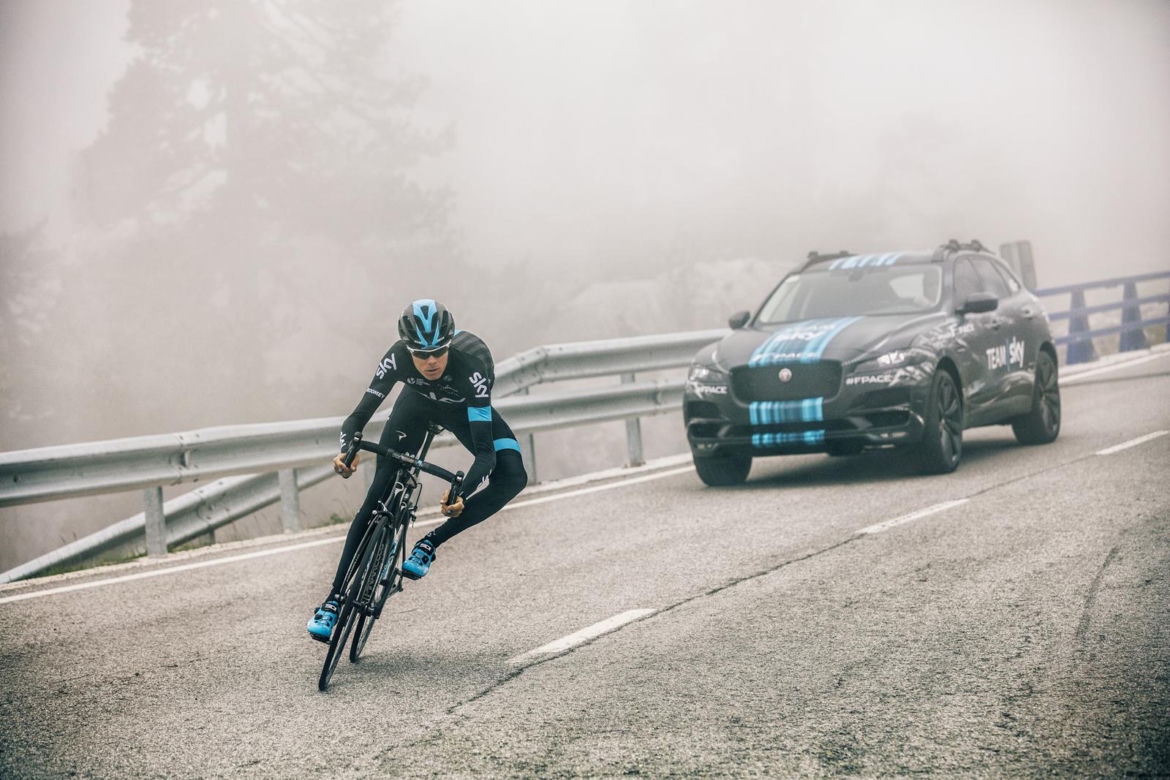 Jaguar F-Pace na Tour de France