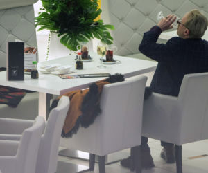 Daniel Olbrychski z żoną na Sushi, ona je on pije