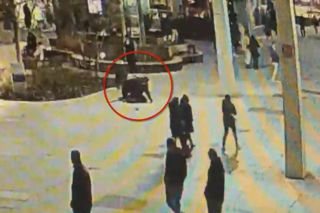 Skatował 20-latka na oczach kamer. Policja pokazała, co stało się w centrum Warszawy