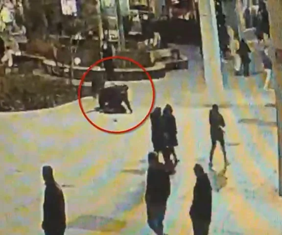 Skatował 20-latka na oczach kamer. Co stało się w centrum Warszawy?