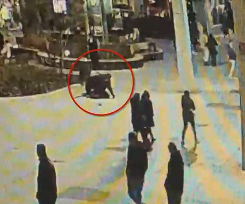 Skatował 20-latka na oczach kamer. Brutalny atak w centrum Warszawy