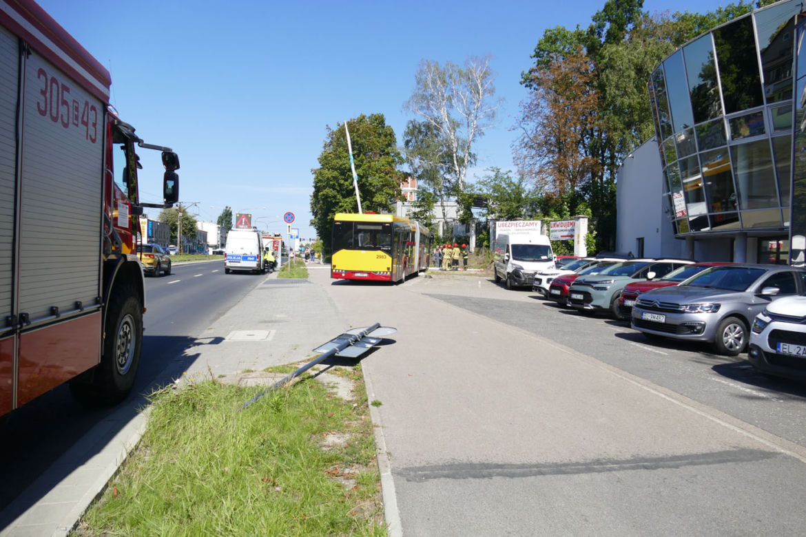 Autobus MPK wjechał w salon samochodowy