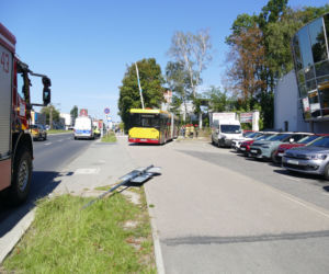 Autobus MPK wjechał w salon samochodowy
