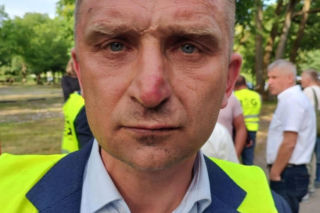 Córka Bąkiewicza pokazała nagranie. „Tata wymiotuje i ma połamane żebra”