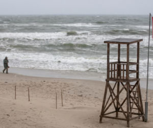Zakaz kąpieli nad Bałtykiem. Dlaczego plaże świecą pustkami?