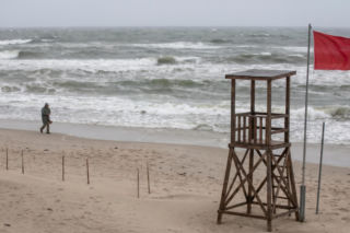 Zakaz kąpieli nad Bałtykiem. Dlaczego plaże świecą pustkami?