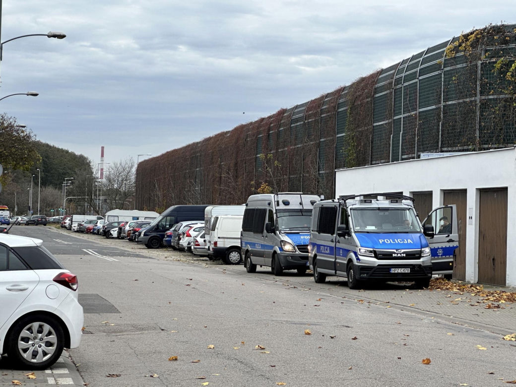 Atak maczetą na Bielanach. Trwa obława za sprawcą. Policja apeluje do świadków